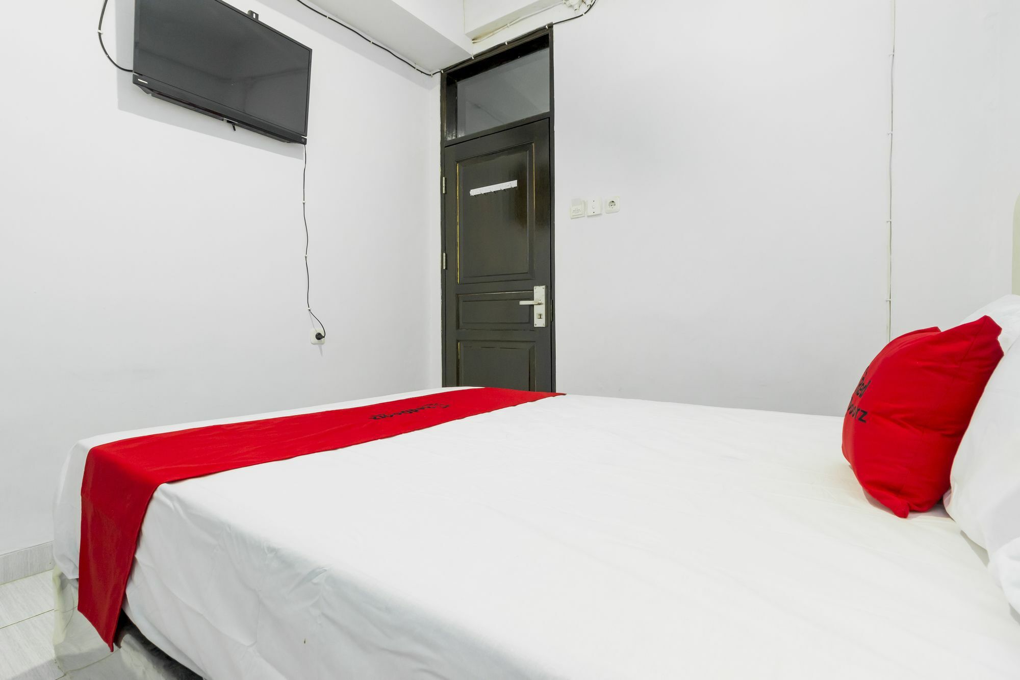 Отель Reddoorz Near Gajah Mada Plaza 2 Джакарта Экстерьер фото