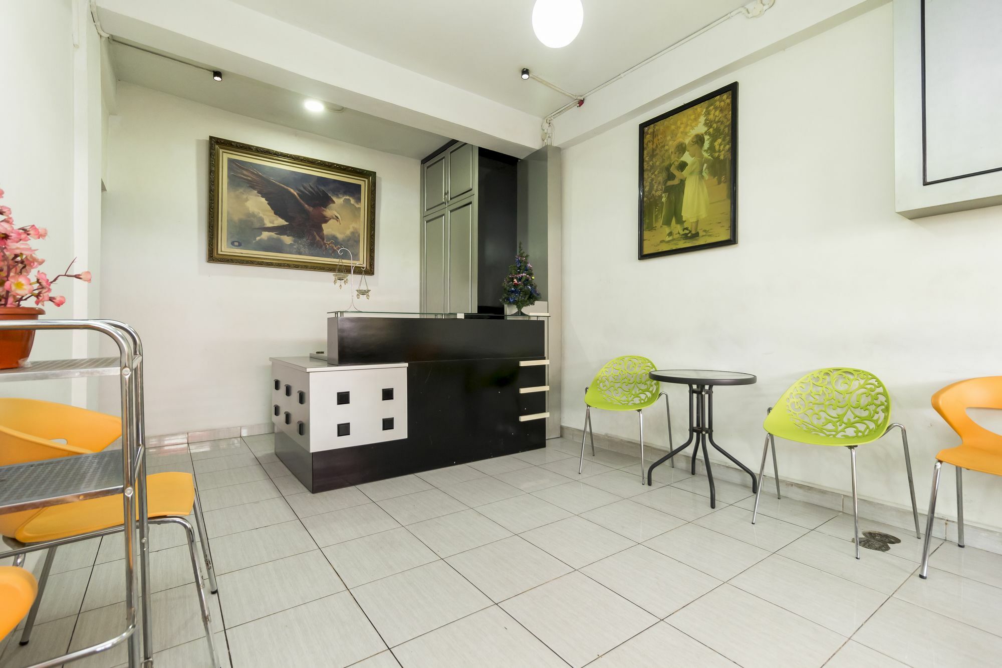 Отель Reddoorz Near Gajah Mada Plaza 2 Джакарта Экстерьер фото